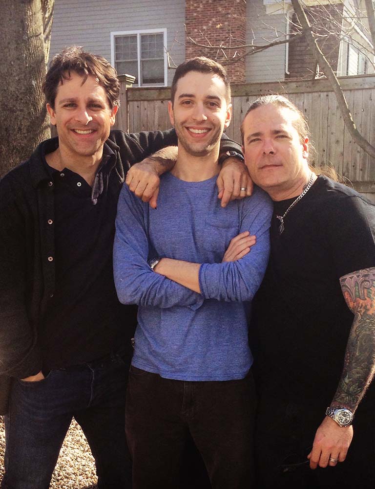 Jeremy (som har ALS) och hans kusiner Jon och Seth, ler.